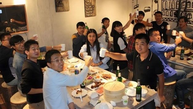 Buổi họp lớp đáng lẽ là dịp gắn kết, nhưng lại giúp tôi nhận ra một điều rằng không phải mối quan hệ nào cũng đáng giữ. Ảnh minh họa