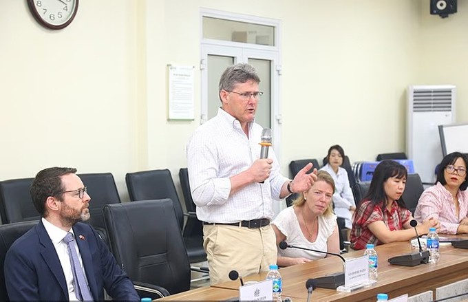 Bố của Orla, ông Andrew Wates, phát biểu tại Bệnh viện Hữu nghị Việt Đức. Ảnh: BV Hữu Nghị Việt Đức