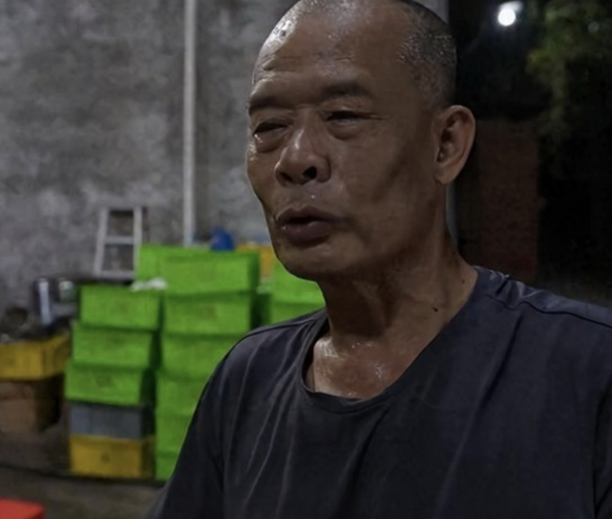 Ông Mo, chủ quán lẩu gà ở Phật Sơn, Quảng Đông kiệt sức do khách quá đông. Ảnh: Sina