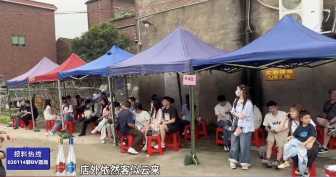 Người dân xếp hàng chờ trước cửa quán lẩu gà của ông Mo tại xã Thuận Đức, thành phố Phật Sơn (tỉnh Quảng Đông), đầu tháng 4/2026. Ảnh: 163.com