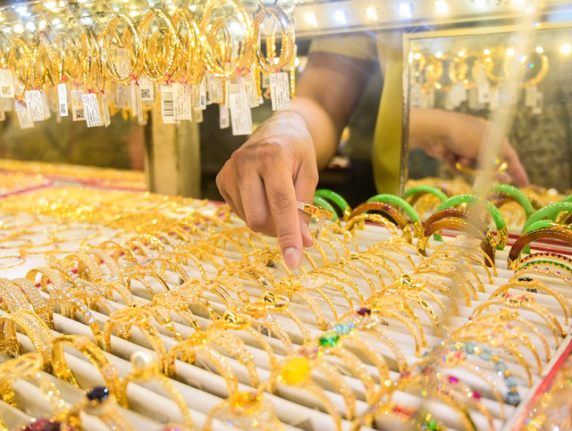 Giá vàng hôm nay, ngày 9/4, lại giảm mạnh giá vàng nhẫn và giá vàng miếng.