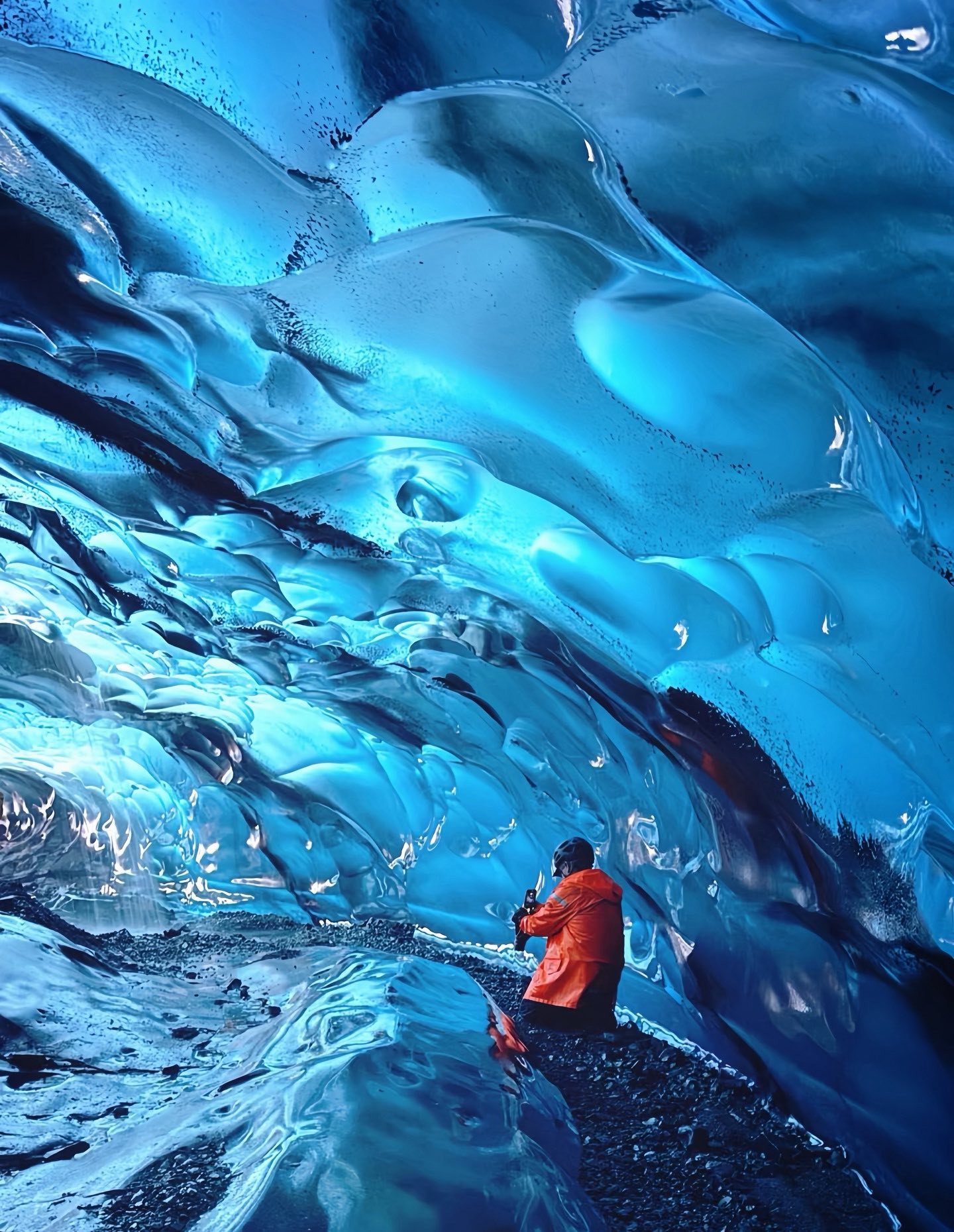 Thảo Vân trong hành trình vào động băng ở Iceland