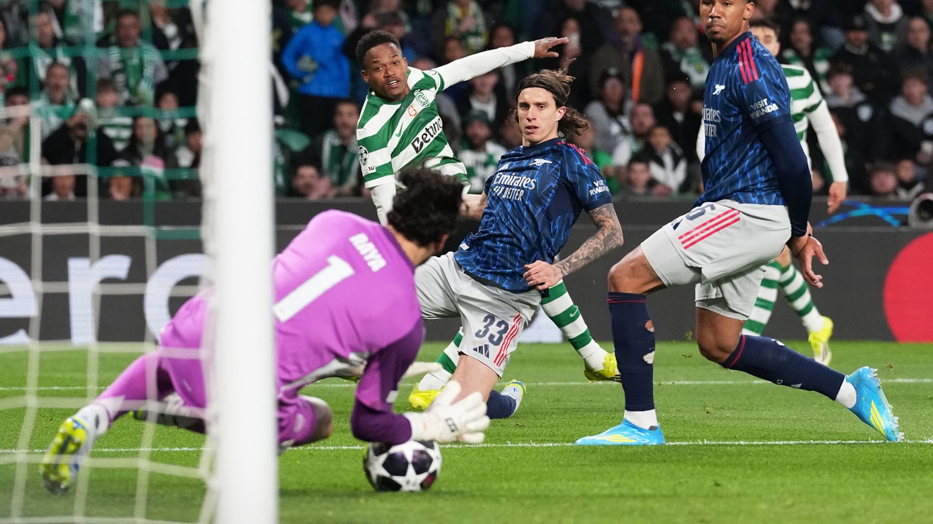 David Raya đã thực hiện 5 pha cứu thua cho Arsenal trước Sporting Lisbon