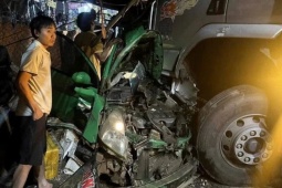 Taxi đấu đầu xe tải trước chợ, 3 người thương vong