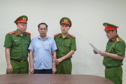 Một hiệu trưởng trường phổ thông bị bắt