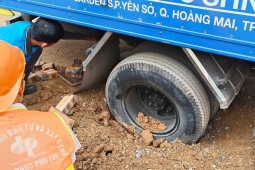 Hà Nội: Ô tô tải mắc kẹt tại công trình thi công trên đường Nguyễn Trãi, phương tiện tham gia giao thông ùn dài