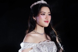 Phương Oanh diện váy cưới gây tranh cãi