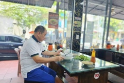 Xăng hạ nhiệt, giá tô phở, gói xôi vẫn neo cao: Vì sao ‘lên nhanh, xuống chậm’?