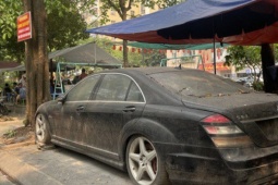 Xe sang 'bỏ quên' trên vỉa hè Hà Nội: Quy định của pháp luật xử lý ra sao?