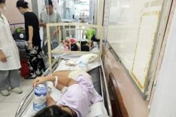 Hàng loạt học sinh nghi ngộ độc, trường ở TP HCM dừng bán trú