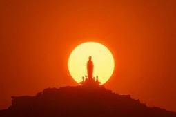 Khoảnh khắc hiếm có: Mặt trời "ôm trọn" tượng Phật Bà trên núi Bà Đen