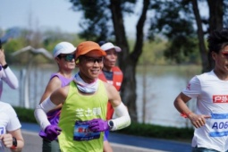 Chạy 100 km mỗi ngày suốt 100 ngày, VĐV Trung Quốc lập kỷ lục khó tin