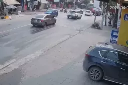 Clip: Xe tải đâm dồn toa 4 ô tô con