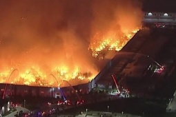 Video: Biển lửa nuốt trọn kho giấy vệ sinh khổng lồ ở California