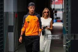 Nhà vô địch đua xe tình tứ bên bạn gái xinh như mộng, đập tan tin đồn chia tay