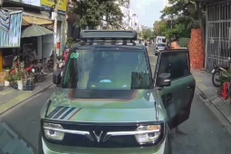 Clip tài xế ô tô ở TPHCM bỏ xe giữa đường sau mâu thuẫn giao thông