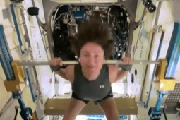 Phi hành gia tập thể dục trong tàu vũ trụ ra sao?