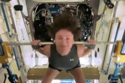 Phi hành gia tập thể dục trong tàu vũ trụ ra sao?