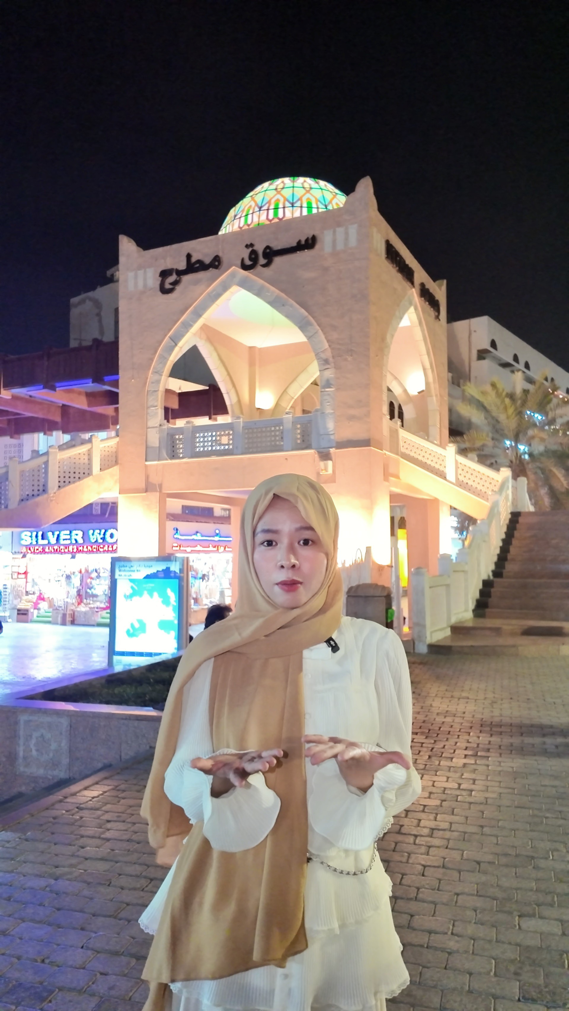 Thảo Vân gặp những người dân tốt bụng ở Oman