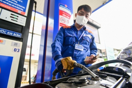 Giá xăng RON95 giảm mạnh gần 3.000 đồng/lít, có loại dầu giảm tới gần 10.000 đồng/lít