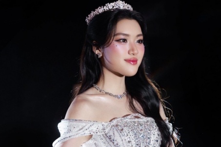 Phương Oanh diện váy cưới gây tranh cãi