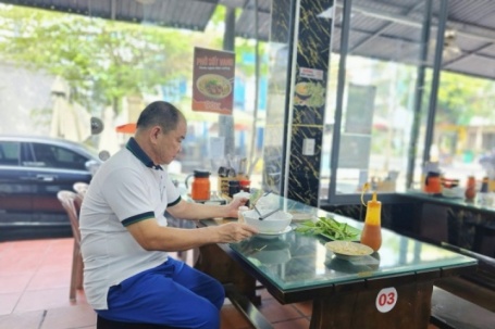 Xăng hạ nhiệt, giá tô phở, gói xôi vẫn neo cao: Vì sao ‘lên nhanh, xuống chậm’?