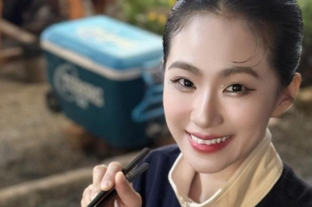 Nữ ca sĩ người Việt gốc Hoa gây chú ý ở tuổi 42