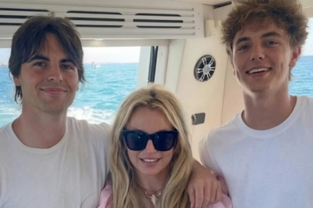Ngoại hình hai con trai cao hơn 1,9 m của Britney Spears
