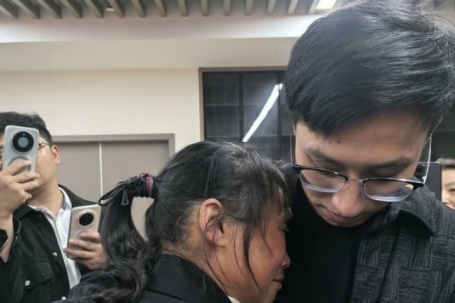 Đoàn tụ con sau 33 năm, người cha liệt giường bất ngờ đi lại