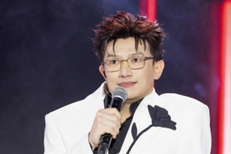 Dược sĩ, hiện tượng mạng đi hát và làm trò lố: SOS!