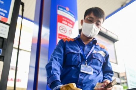 Giá xăng RON95 giảm mạnh gần 3.000 đồng/lít, có loại dầu giảm tới gần 10.000 đồng/lít