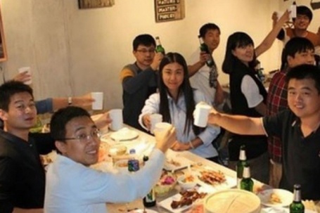 Về quê họp lớp sau nhiều năm, lớp trưởng nói 1 câu khiến tôi rời bàn tiệc và chặn cả nhóm lớp