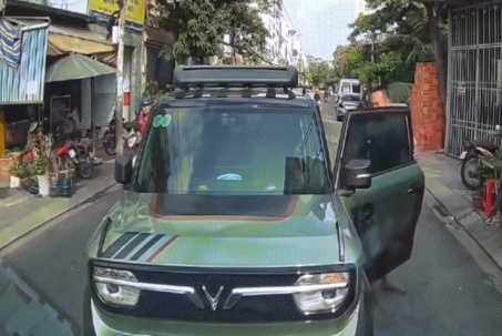 Clip tài xế ô tô ở TPHCM bỏ xe giữa đường sau mâu thuẫn giao thông