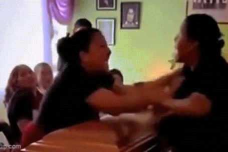 Ẩu đả giữa đám tang vì phát hiện cùng là 'bạn gái' của người quá cố