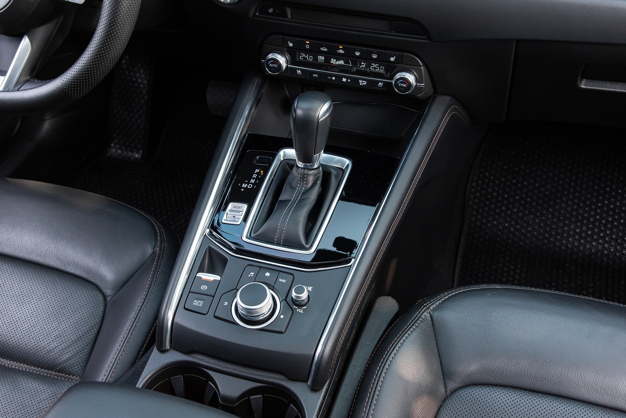 Xe được trang bị khối động cơ SkyActiv, dung tích 2.0L cho công suất cực đại đạt 153 mã lực.