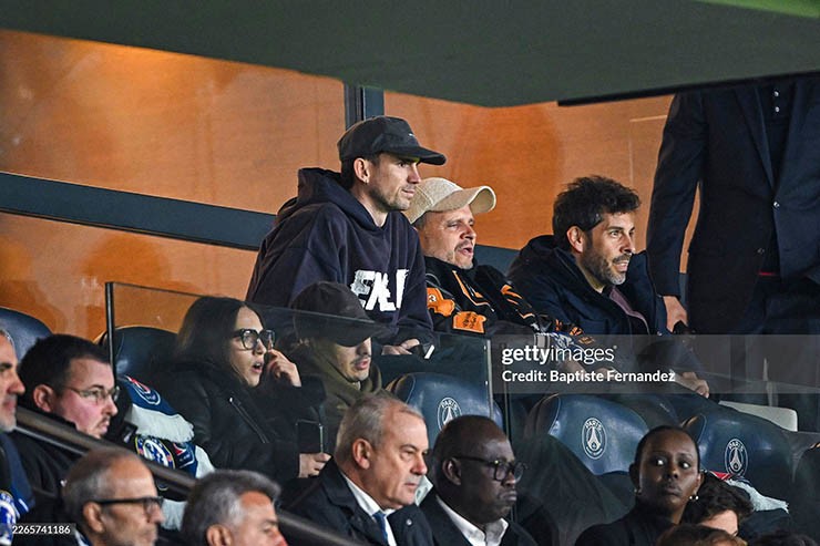 Fabian Ruiz (áo đen, bên trái hàng cao nhất) kiên quyết không thi đấu cho PSG