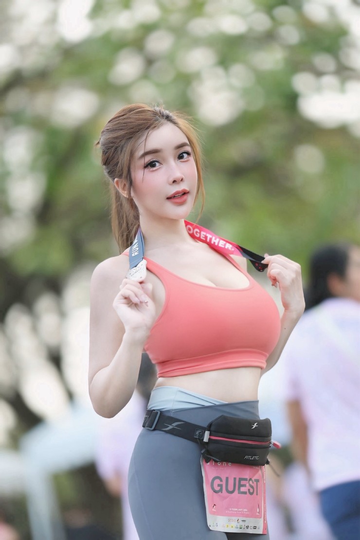 Phát sốt với mỹ nhân "trắng như ngọc", mặc bikini nhảy múa và đua tài giải chạy - 12