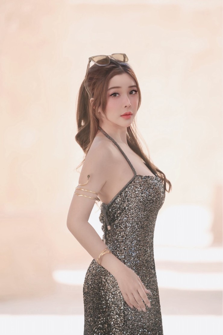 Phát sốt với mỹ nhân "trắng như ngọc", mặc bikini nhảy múa và đua tài giải chạy - 9