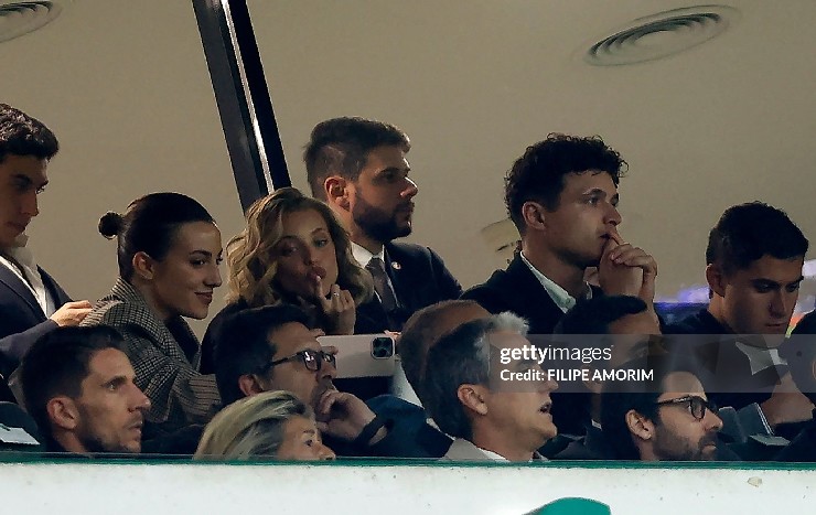 Norris và&nbsp;Corceiro được bắt gặp ngồi cạnh nhau trên khán đài khi đi xem 1 trận đấu tại Champions Leguea