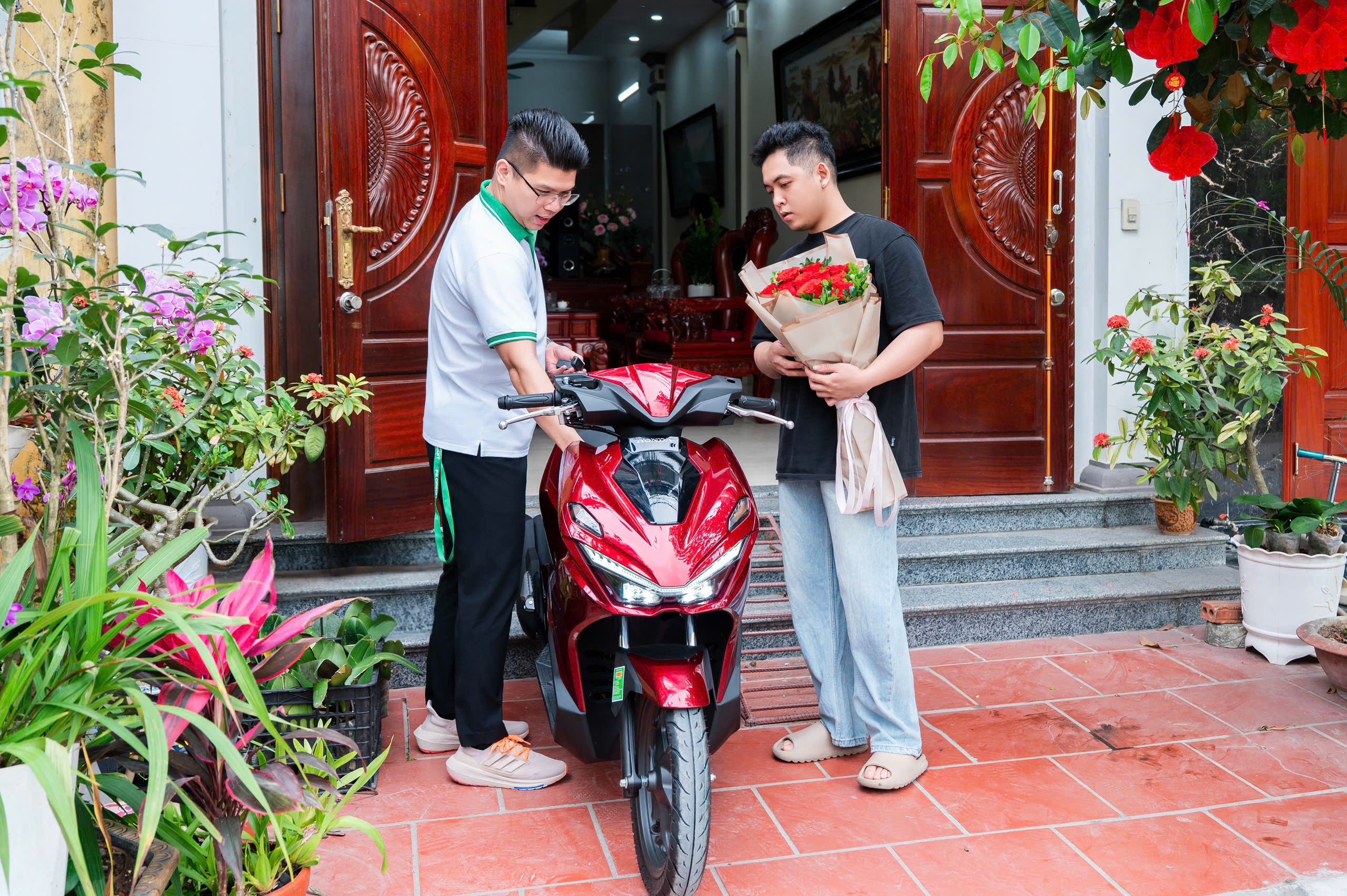 Đại diện FE CREDIT trao giải thưởng xe đến anh Nguyễn Thanh Hưng. Ảnh FE CREDIT.