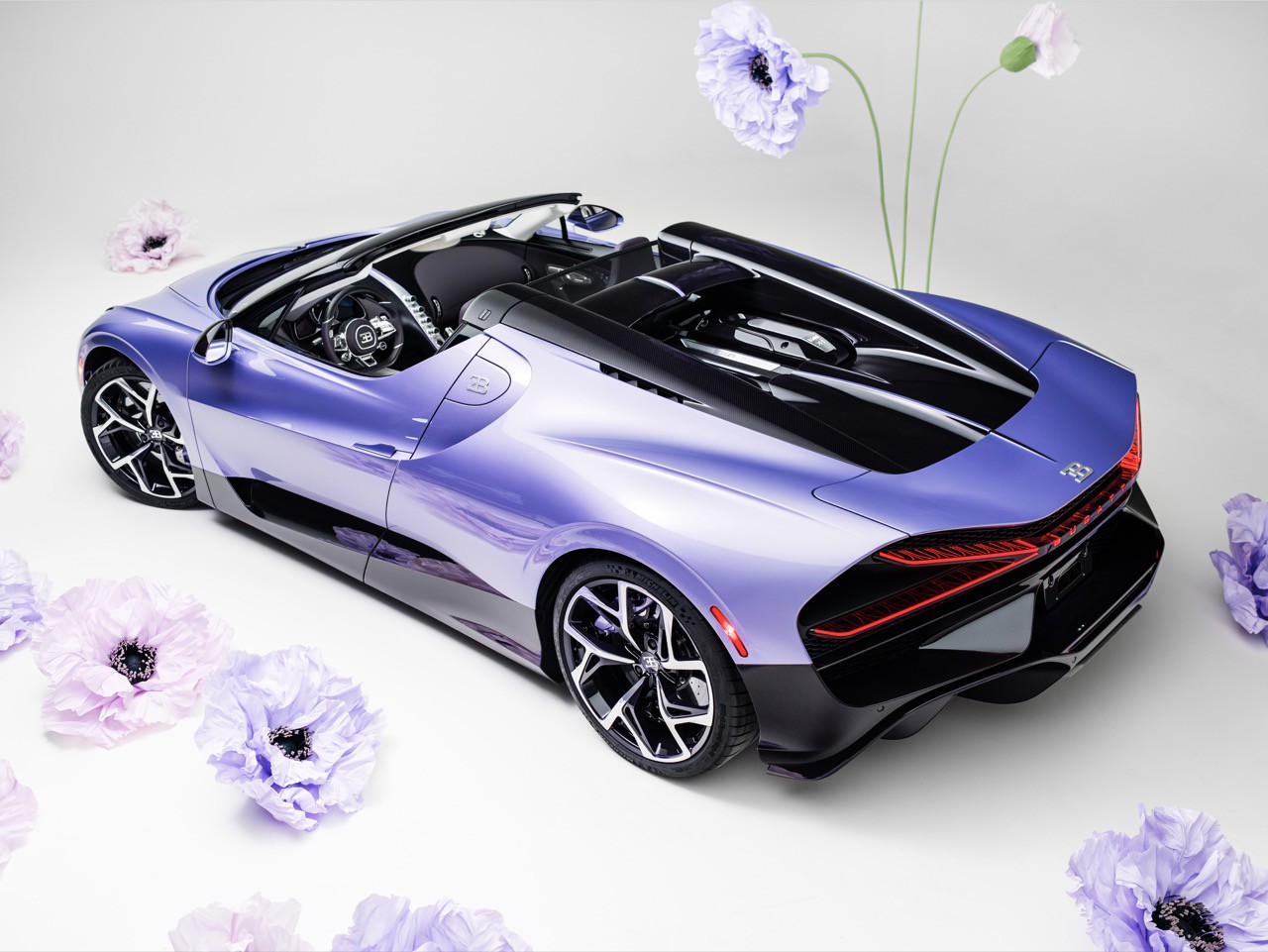 Ngoại thất của W16 Mistral ‘Caroline’ thể hiện sự tinh tế, qua những sắc thái và chuyển động.