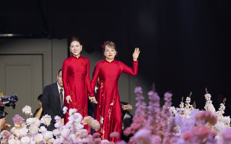 Một số khoảnh khắc ấn tượng của bà Hằng trong hôn lễ của con trai&nbsp;