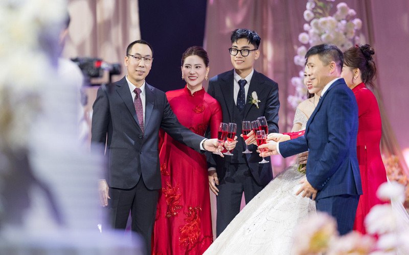 Một số khoảnh khắc ấn tượng của bà Hằng trong hôn lễ của con trai&nbsp;