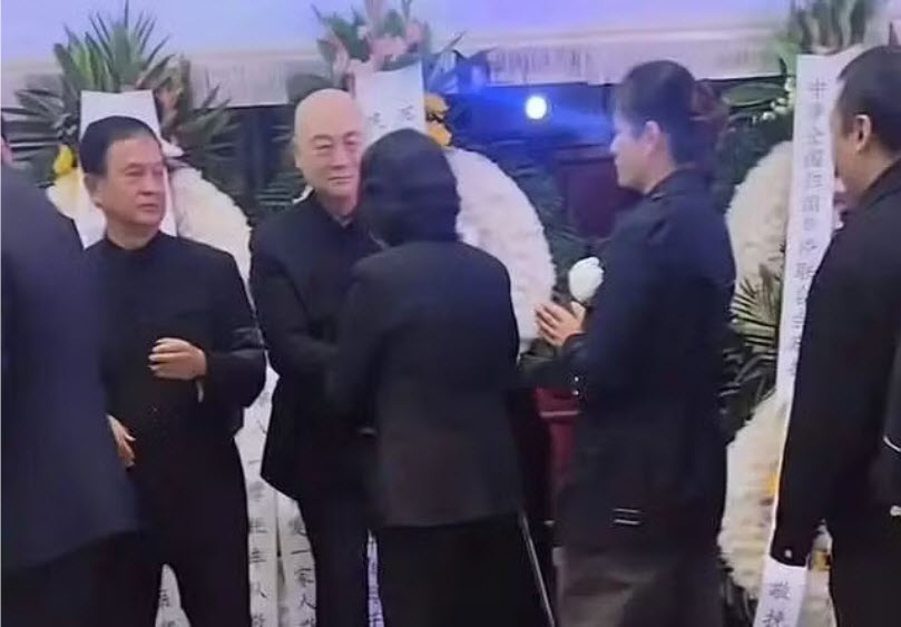 Trì Trọng Thụy cùng con trai cả của vợ tiếp đón khách đến viếng bà Trần Lệ Hoa.