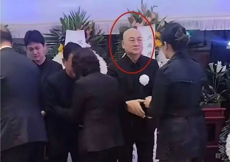 Trì Trọng Thụy cùng con trai cả của vợ tiếp đón khách đến viếng bà Trần Lệ Hoa.