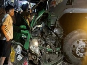 Taxi đấu đầu xe tải trước chợ, 3 người thương vong