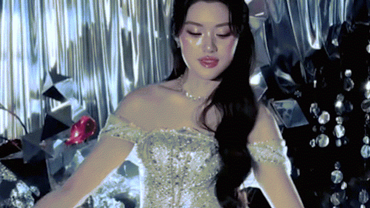 Phương Oanh diện váy cưới gây tranh cãi - 1