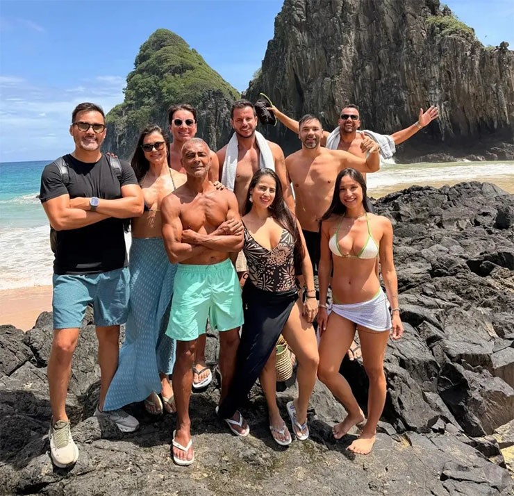 Barbara mặc váy đen và đứng cạnh Romario