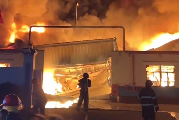 Cháy lớn kèm nhiều tiếng nổ tại một công ty ở TPHCM