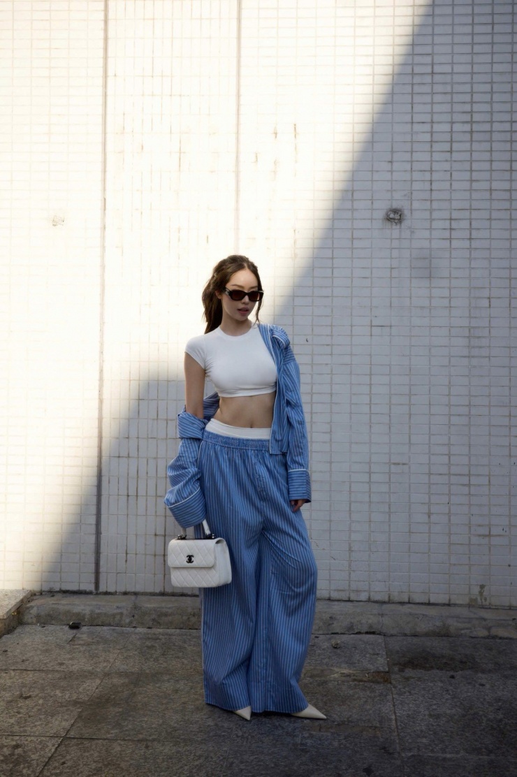 Nàng hậu quê Đà Nẵng gây chú ý với mốt quần tụt và áo croptop - 6